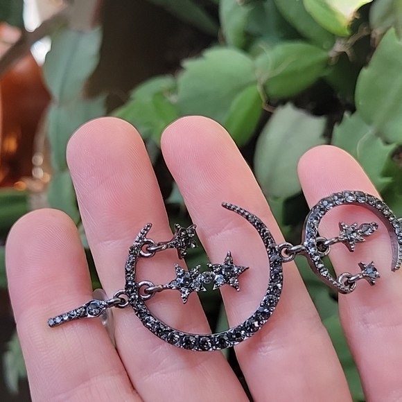 🤎 Sparkly Crescent Moon Earrings 🌙 - Picture 4 of 8